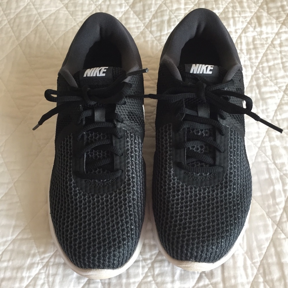 Ladies Nike running shoes, great condition!